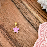 Breloque petite fleur rose avec mini perle centrale