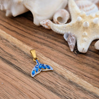 Breloque queue de baleine avec plusieurs zircons bleus