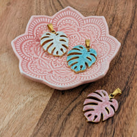 Breloque belle grande monstera pastel