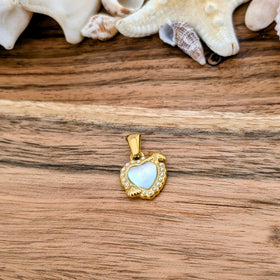 Breloque coeur marin à reflet rose et mauve de style opalin