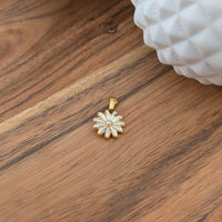 Breloque fine marguerite blanche avec perle centrale