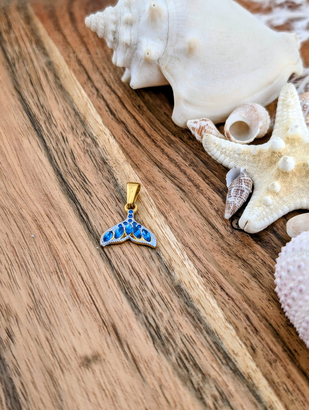 Breloque queue de baleine avec plusieurs zircons bleus