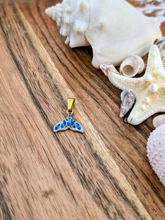 Breloque queue de baleine avec plusieurs zircons bleus
