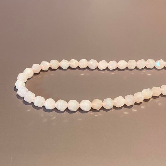 Corde de quartz rose facetté triangulaire style diamant 8 mm