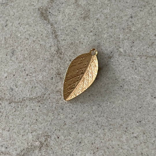 Breloque fine feuille dorée
