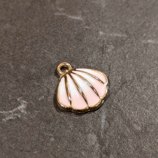 Breloque de petit coquillage blanc et rose avec endos or
