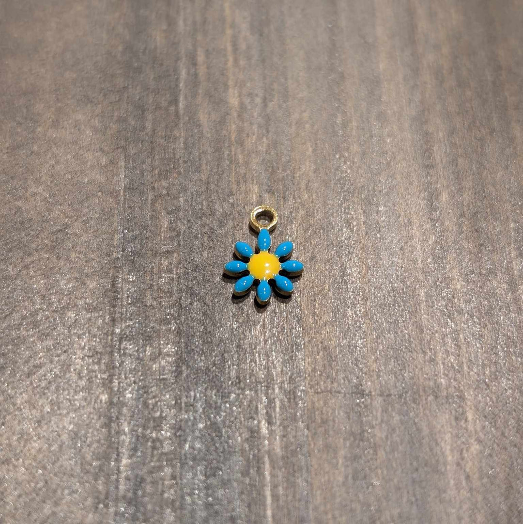 Breloque petite marguerite en acier inoxydable blanche ou turquoise