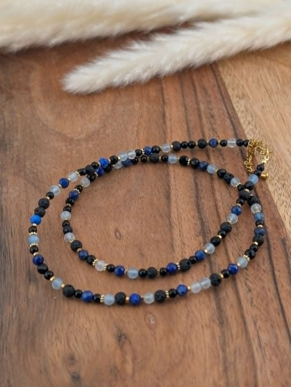 Collier de petites perles bleu et noir