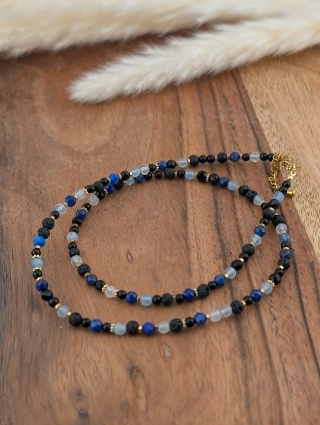 Collier de petites perles bleu et noir