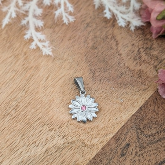 Breloque fleur de style marguerite au centre brillant et rose