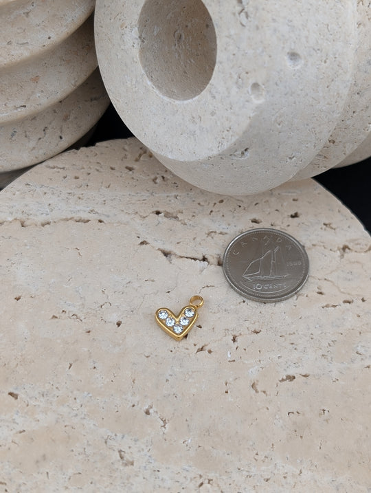 Petit coeur avec zircon blanc de couleur or ou argent