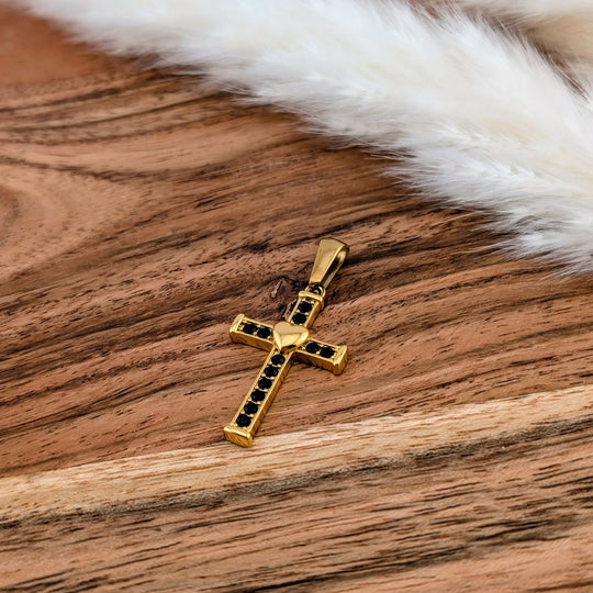 Croix avec petits zircon noir et coeur doré