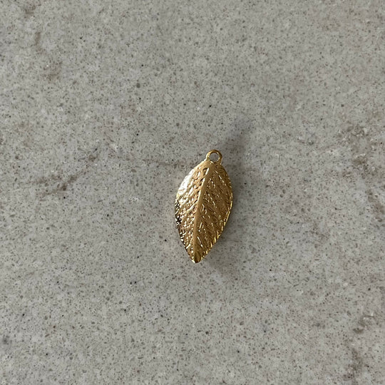 Breloque fine feuille dorée