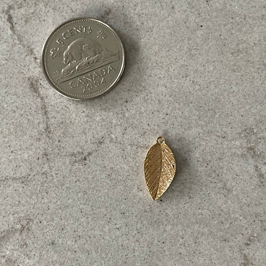 Breloque fine feuille dorée