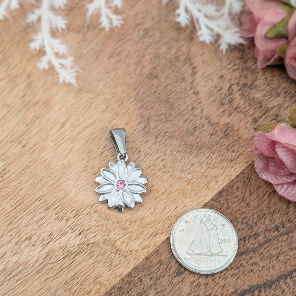 Breloque fleur de style marguerite au centre brillant et rose