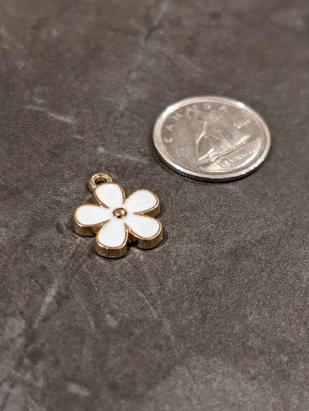 Breloque petite fleur blanche et or