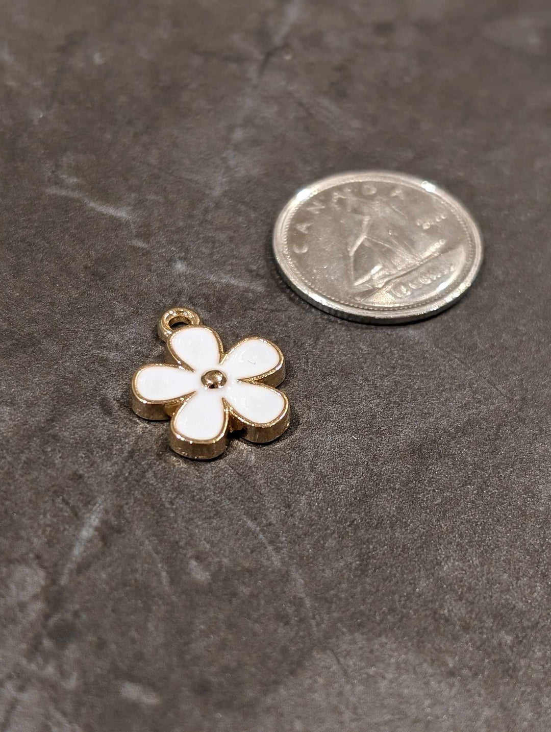 Breloque petite fleur blanche et or