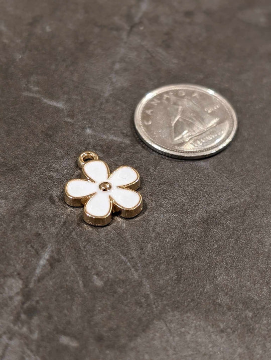 Breloque petite fleur blanche et or