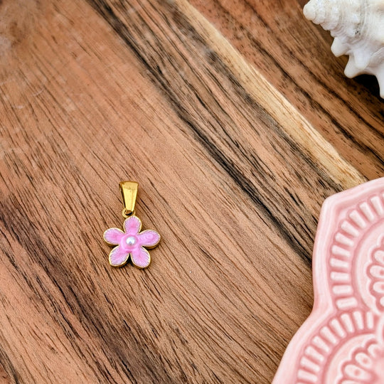 Breloque petite fleur rose avec mini perle centrale
