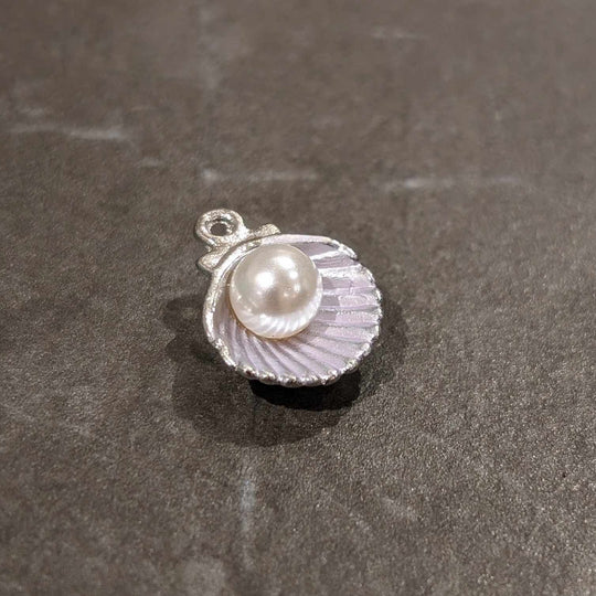 Breloque de petit coquillage argent et lilas pâle et sa perle blanche
