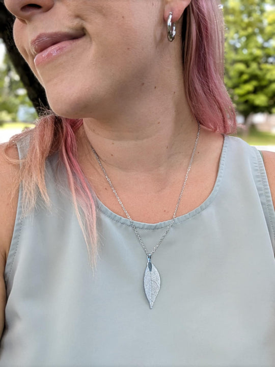 Collier long feuille rose doré