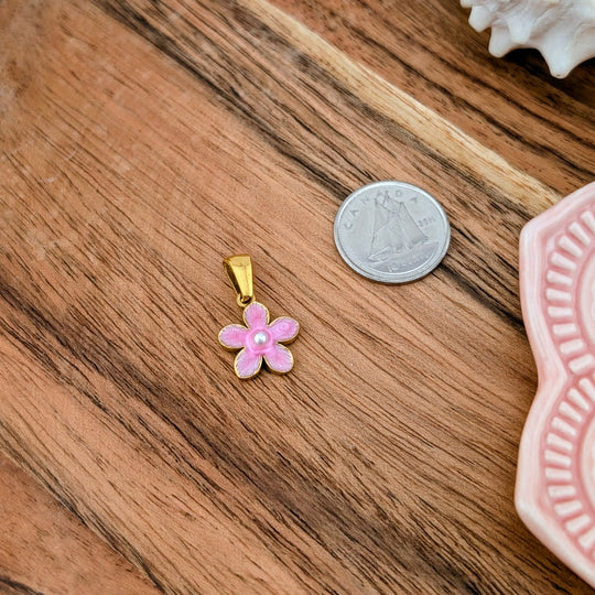 Breloque petite fleur rose avec mini perle centrale