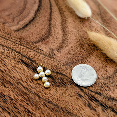 Joli croix or avec perle blanche