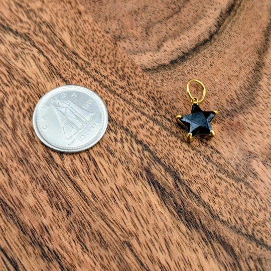 Petite étoile noire brillante sur grand anneau