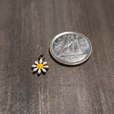 Breloque petite marguerite en acier inoxydable blanche ou turquoise