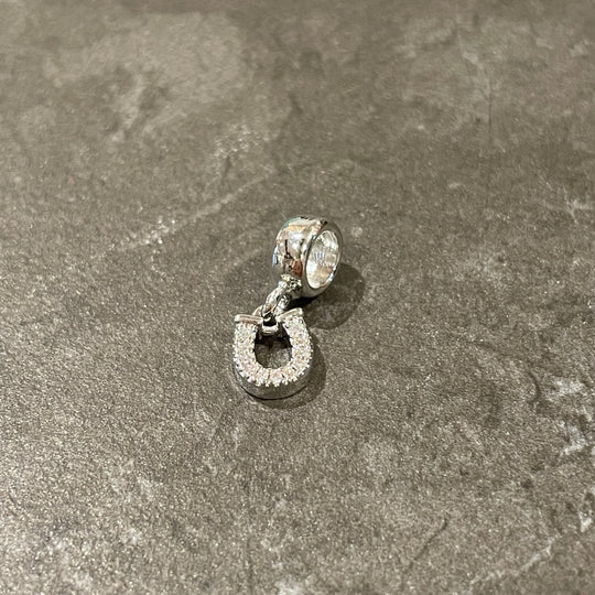 Breloque de fer à cheval argent brillant sur bague