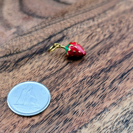 Breloque de petite fraise rouge