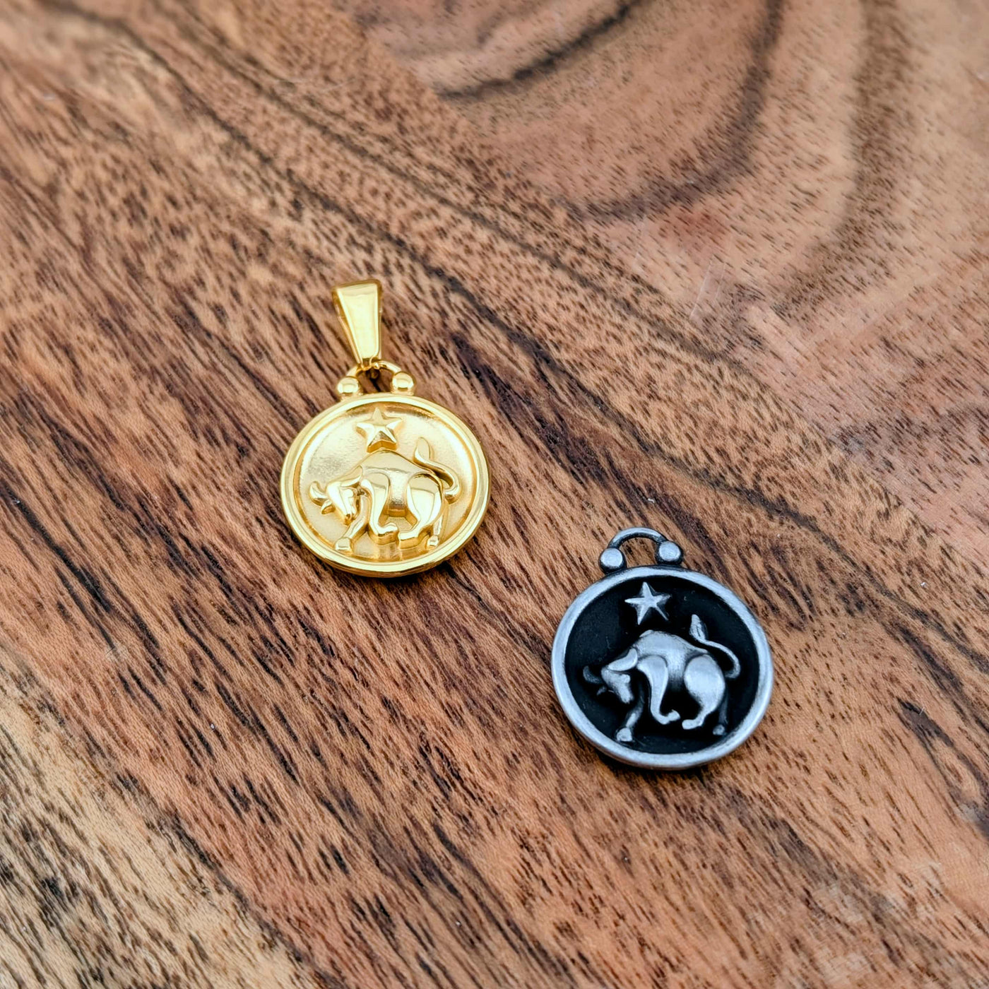 Breloque de signe astrologique et constellation double face