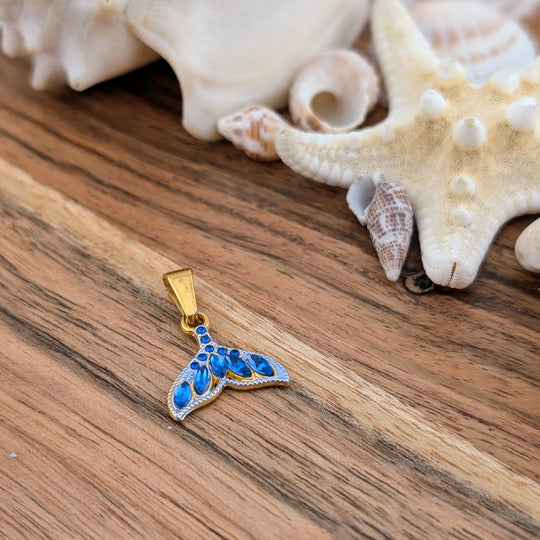 Breloque queue de baleine avec plusieurs zircons bleus