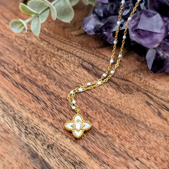 Collier Alix chaine or et blanche avec breloque brillante nacré