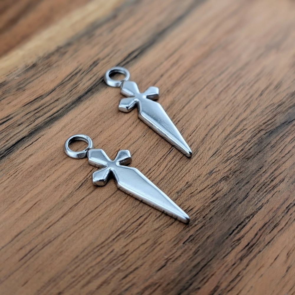 Duo de breloques pour boucles d'oreilles dague croix or ou argent