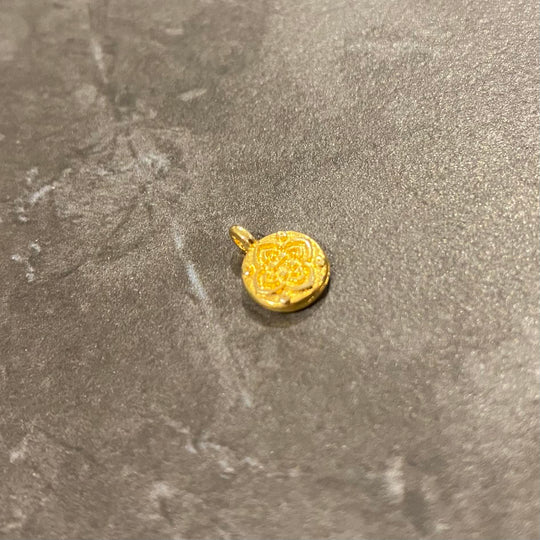 Petite breloque or ronde motif tribal acier inoxydable