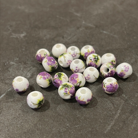 Lot de pierres en céramique fleuries blanc &amp; mauve, 6 ou 8 mm au choix