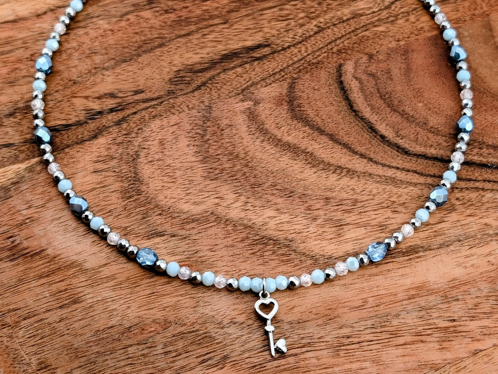 Collier l'artiste s'amuse bleu, blanc et argenté avec breloque de clé du coeur