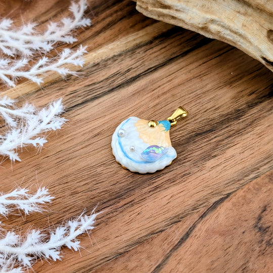 Breloque de grand coquillage blanc, pêche avec petites perles et coquillage lilas