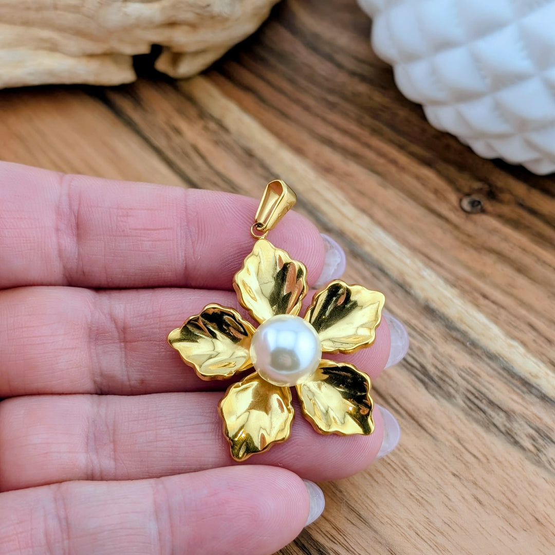 Breloque de la grande fleur à la perle