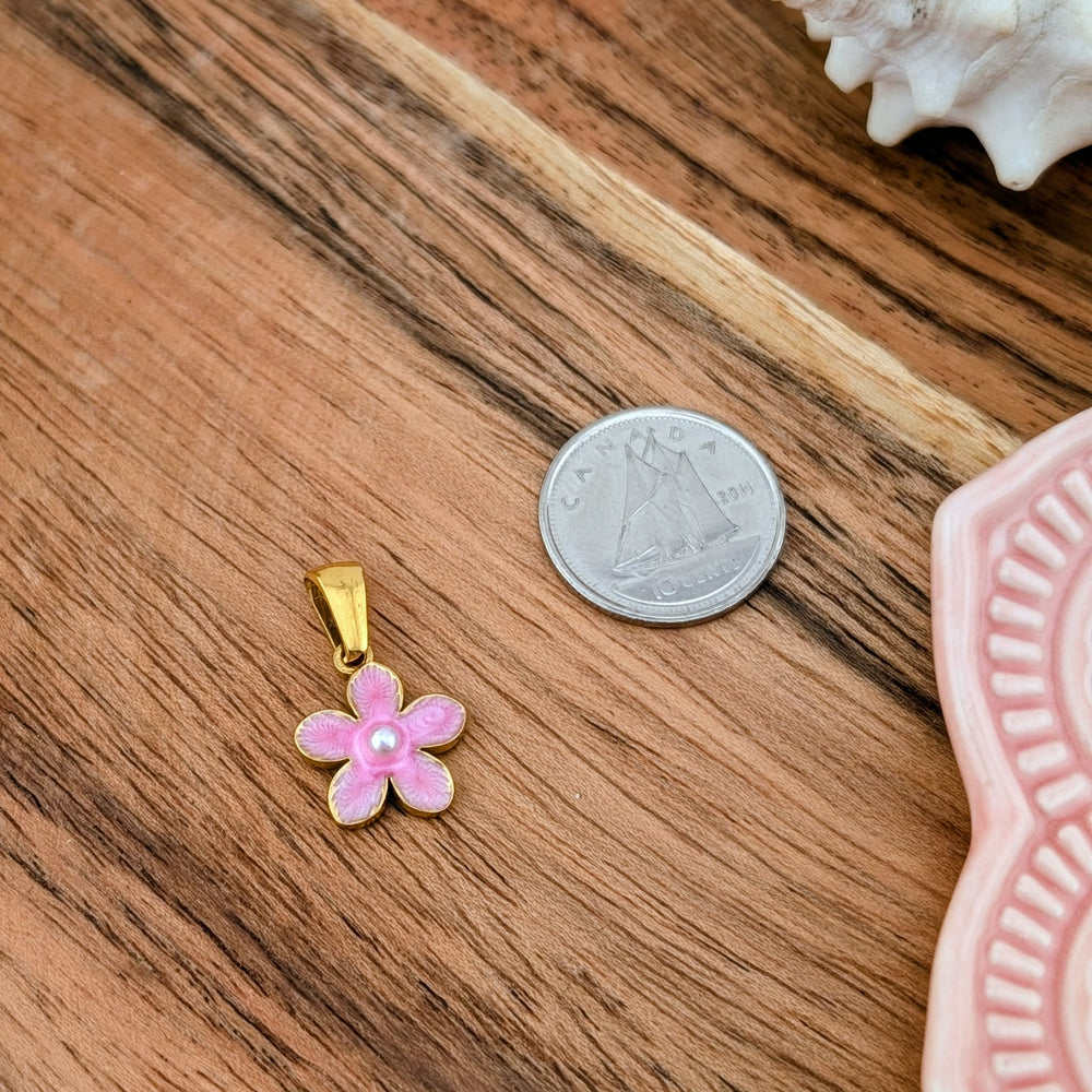 Breloque petite fleur rose avec mini perle centrale