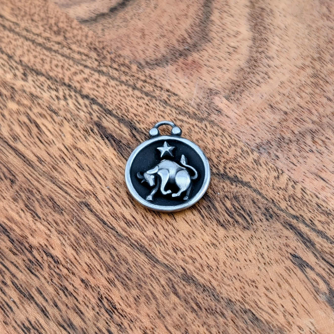 Breloque de signe astrologique et constellation double face