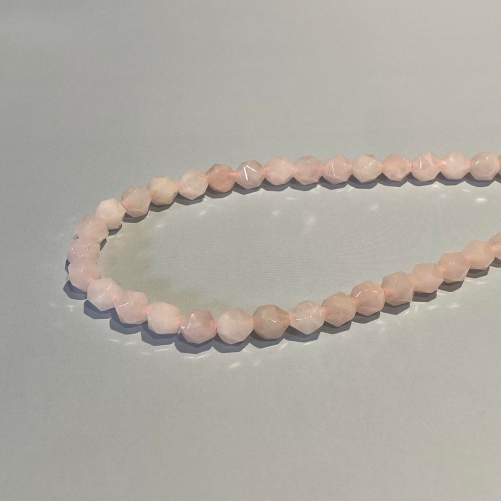 Corde de quartz rose facetté triangulaire style diamant 8 mm