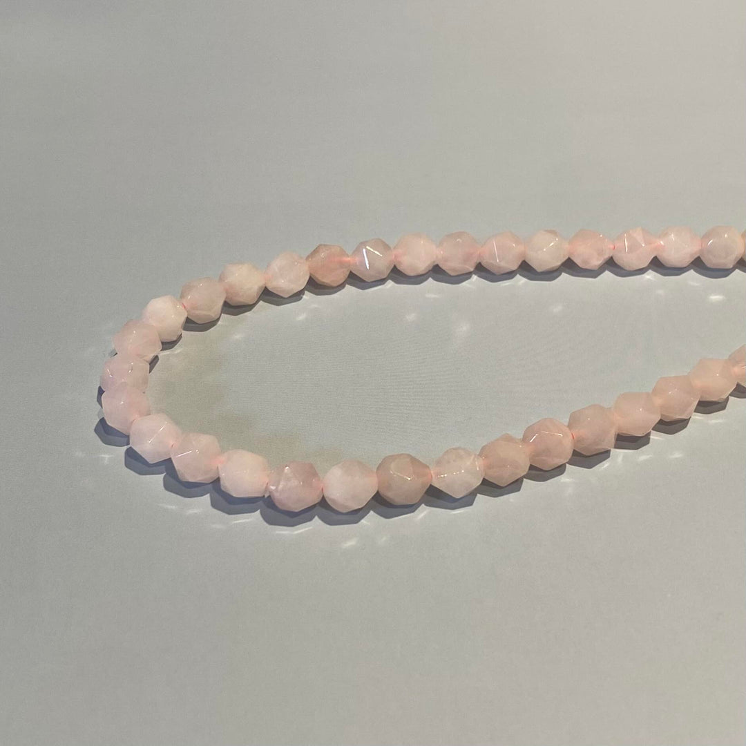 Corde de quartz rose facetté triangulaire style diamant 8 mm