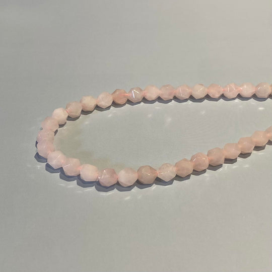Corde de quartz rose facetté triangulaire style diamant 8 mm