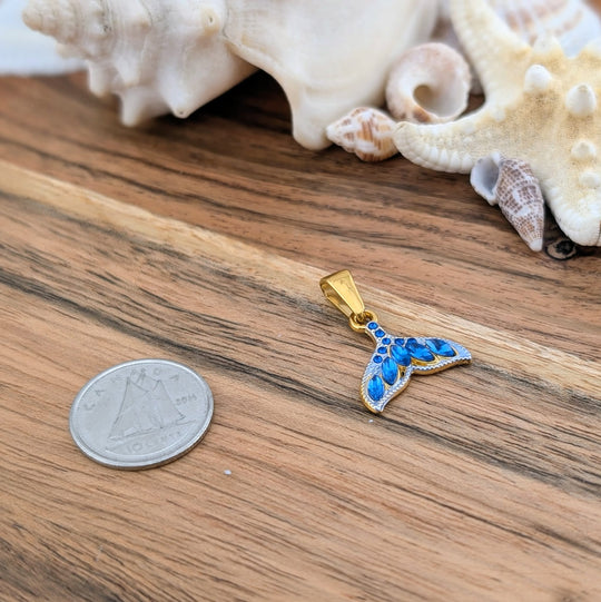Breloque queue de baleine avec plusieurs zircons bleus