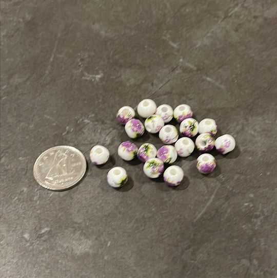 Lot de pierres en céramique fleuries blanc &amp; mauve, 6 ou 8 mm au choix