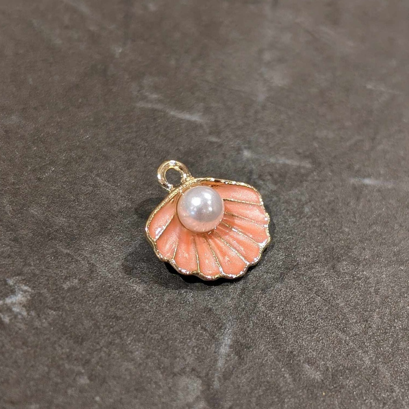 Breloque de petit coquillage blanc corail et sa perle blanche