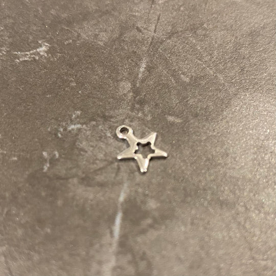 Breloque de petite étoile trouée  en acier inoxydable argent
