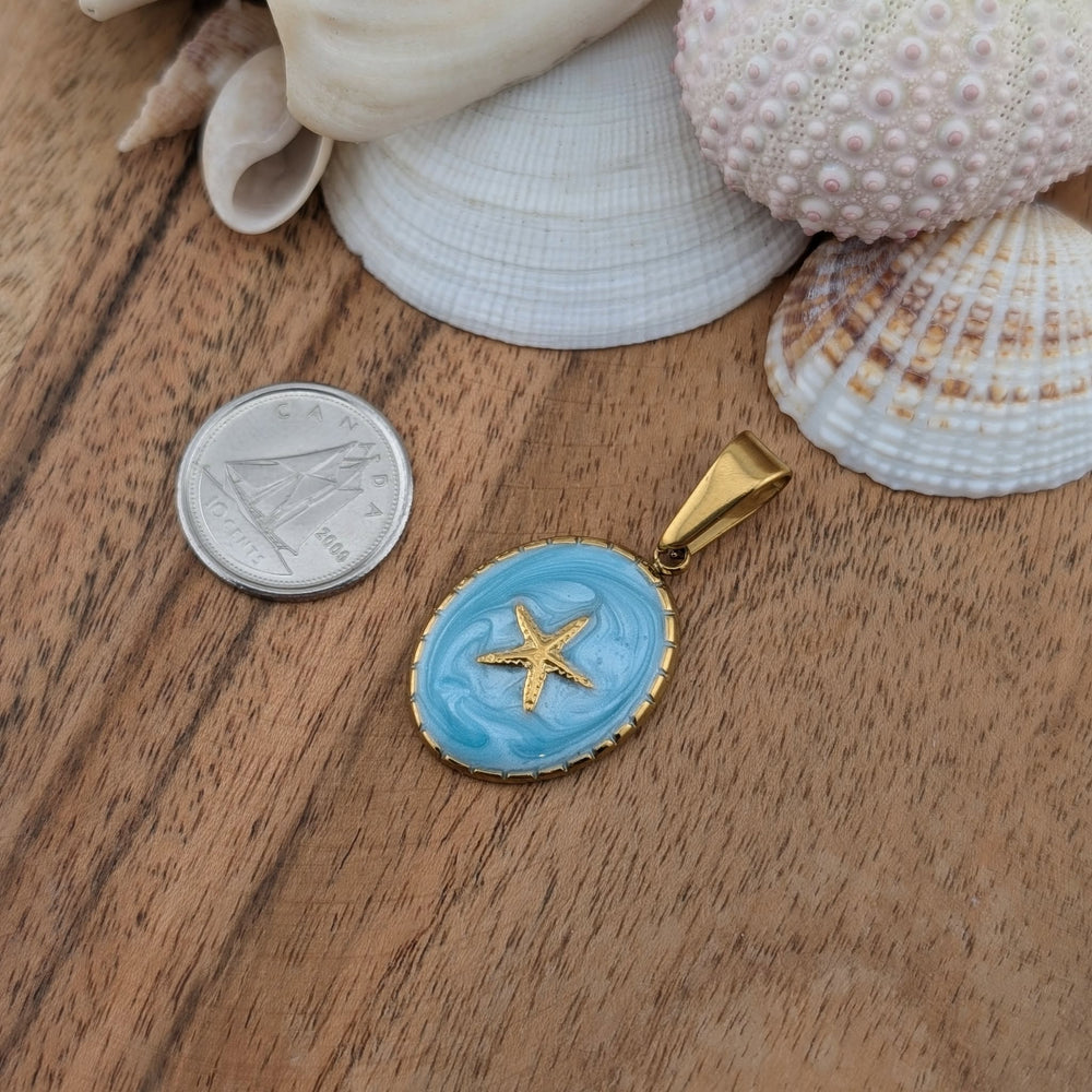 Médaillon étoile de mer doré sur fond bleu pastel ovale